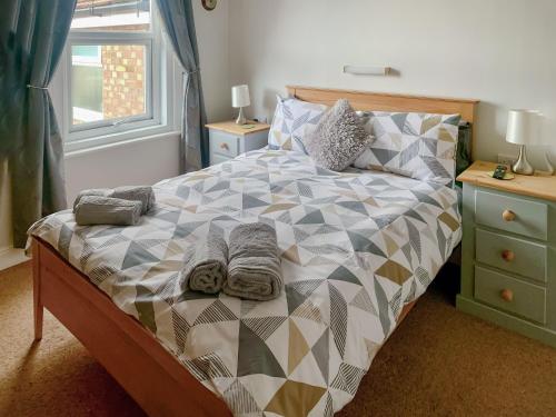 - une chambre avec un lit et des serviettes dans l'établissement Joenina, à Bridlington