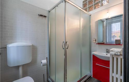 een badkamer met een douche, een toilet en een wastafel bij 2 Bedroom Nice Apartment In San Nicandro Garganico in San Nicandro Garganico