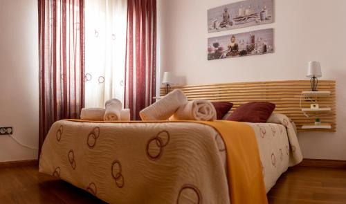 1 dormitorio con 1 cama con toallas en Dúplex FAJALAUZA ALBAICÍN, en Granada