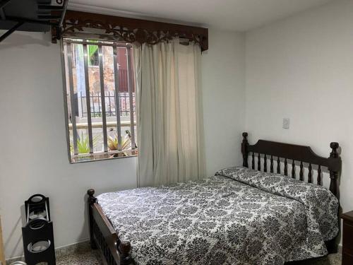 Ένα ή περισσότερα κρεβάτια σε δωμάτιο στο Acogedora casa en Bello Antioquia