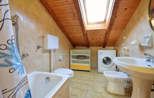 a bathroom with a toilet sink and a washing machine at 2 Bedroom Stunning Apartment In Moneglia in Moneglia