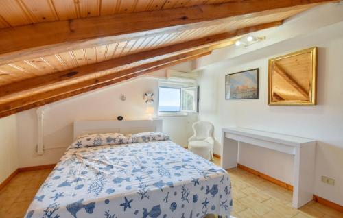 a bedroom with a bed and a desk at 2 Bedroom Stunning Apartment In Moneglia in Moneglia