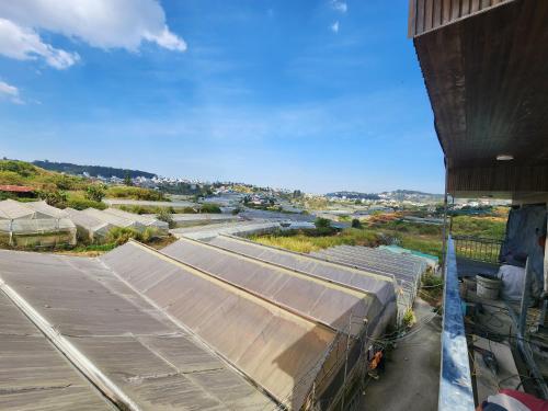 uma vista superior de uma estação ferroviária com uma vista em Xóm nhà lá homestay em Da Lat