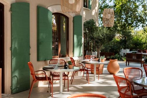 Un restaurante o sitio para comer en Hôtel et Restaurant La Bastide Bourrelly - Mathias Dandine