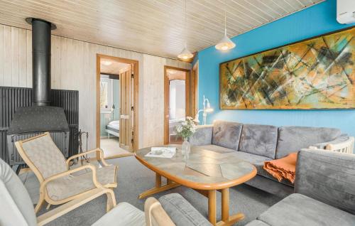 uma sala de estar com um sofá e uma mesa em Four-Bedroom Holiday Home In Hemmet em Hemmet