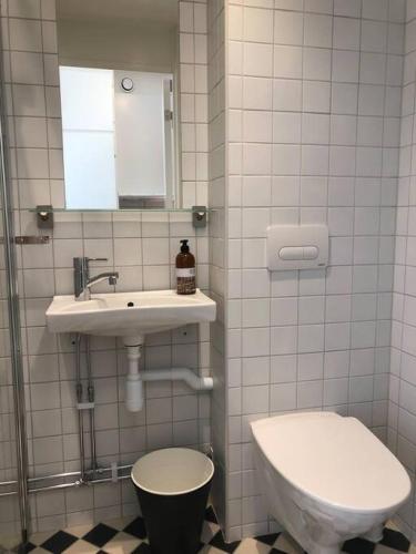 a bathroom with a toilet and a sink at Small studio in Lidingo in Kottla