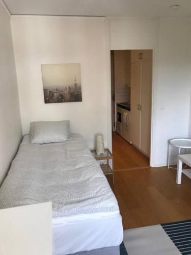 1 dormitorio con 1 cama en una habitación en Studio in Larsberg - 25 commute from the city, en Kottla