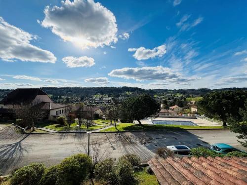 un parking avec des voitures garées sur un parking dans l'établissement Appart*Parking*Résidence Piscine*Sarlat, à Sarlat-la-Canéda