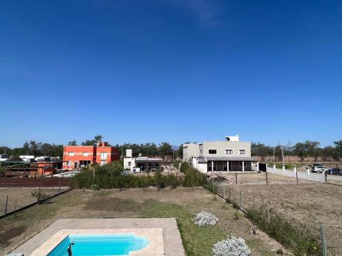 un patio trasero con piscina y una casa en ALQUILER CASA CON PILETA EN EL MOLLAR en Salta