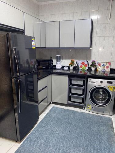 una cucina con frigorifero e lavatrice di شقة فندقية للايجار a Il Cairo