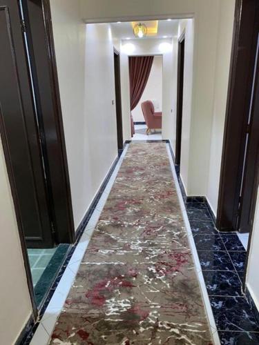 corridoio con pavimento piastrellato e lungo corridoio con pavimento in piastrelle di شقة فندقية للايجار a Il Cairo