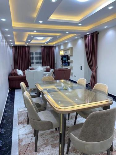 una sala da pranzo con tavolo e sedie di شقة فندقية للايجار a Il Cairo