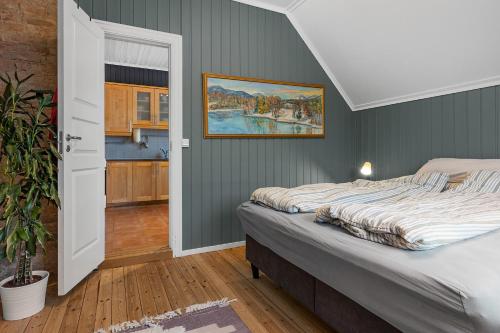 - une chambre avec un lit et une peinture murale dans l'établissement Central, large and light apartment in the middle of the city, à Lillehammer