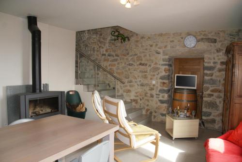 Televízia a/alebo spoločenská miestnosť v ubytovaní Bergerie du Pic Saint-Loup