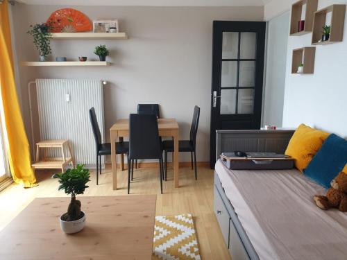 un salon avec un canapé et une table dans l'établissement Les Maisons Acajou - Ivry-sur-Seine, à Ivry-sur-Seine