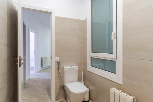 バルセロナにあるAB Calabria Apartmentのバスルーム(トイレ付)、窓が備わります。