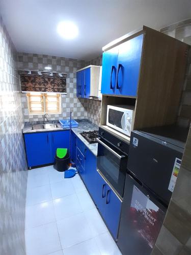 Η κουζίνα ή μικρή κουζίνα στο Mofide Queens Apartments (MQA)