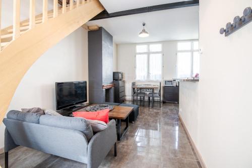 un salon avec un canapé et une télévision dans l'établissement La Serpe du Vieux Tours, à Tours