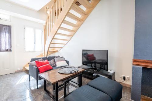 un salon avec un canapé et une table dans l'établissement La Serpe du Vieux Tours, à Tours