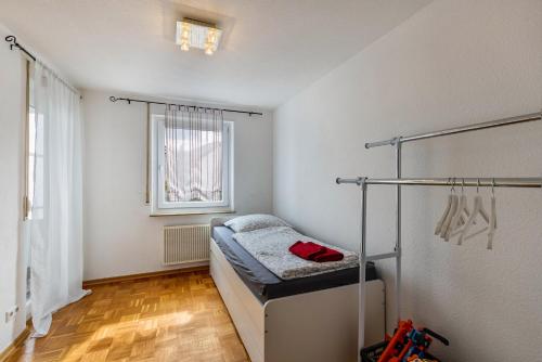 a small room with a bed and a window at 3 Zimmerwohnung in zentraler Lage in Reutlingen