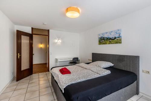 Un dormitorio con una cama con una bolsa roja. en 3 Zimmerwohnung in zentraler Lage en Reutlingen