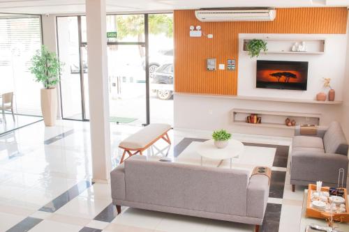 - un salon avec un canapé et une table dans l'établissement Citi Executivo Hotel, à Parnaíba