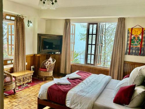 a bedroom with a large bed and a window at CHANGU CHE RETREAT in Pelling