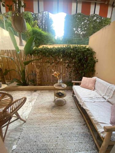 un salon avec un canapé et une table dans l'établissement Nid douillet à deux pas de CANNES, au Cannet