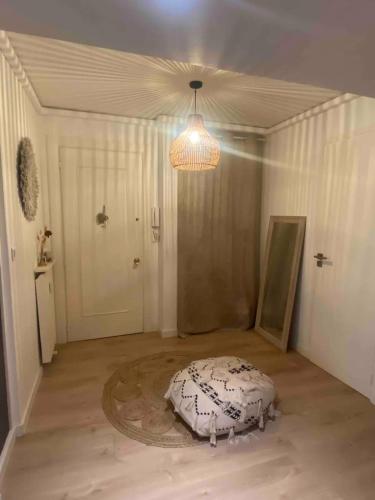 une chambre avec un lit au milieu d'une pièce dans l'établissement Nid douillet à deux pas de CANNES, au Cannet