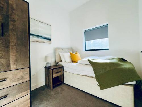 een slaapkamer met een bed en een raam bij Amazing 2 Bedrooms I Brighton station I Sleep 6 in Brighton & Hove