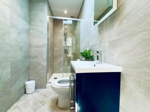 a bathroom with a sink and a toilet in it at Amazing 2 Bedrooms I Brighton station I Sleep 6 in Brighton & Hove