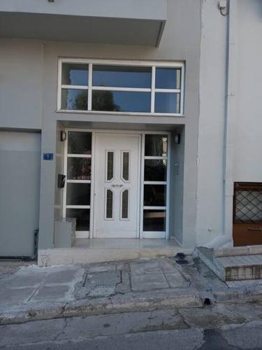 uma porta branca da frente de uma casa branca em D1 Serenity Studio em Atenas