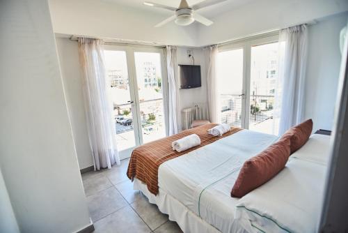 1 dormitorio con cama y ventana grande en Hotel Pelayo en Mar del Plata