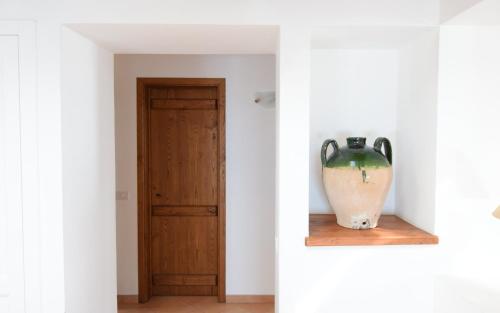 a vase sitting on a shelf next to a door at Villa Belvedere Amodeo - terrace, seaview, wifi in Conca dei Marini