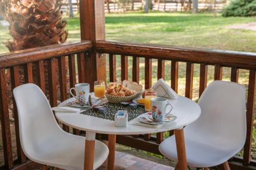 una mesa con desayuno en el balcón en Las Palmas en Mercedes