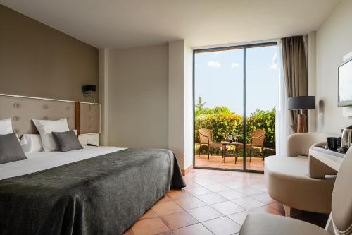 Ένα ή περισσότερα κρεβάτια σε δωμάτιο στο Hotel TorreMirona Golf & Spa