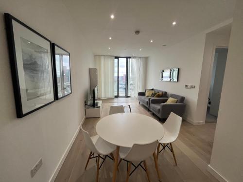 a living room with a white table and chairs at 1 Bedroom Apartment Stratford in London