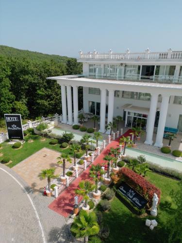 an overhead view of a building with palm trees at ParkHotel by Vali Ranch Resort in Prilepnica
