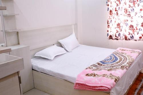 מיטה או מיטות בחדר ב-ROYAL PALACE BY RAJASTHAN MAHESHWARI BHAWAN