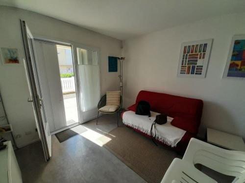 Photo de la galerie de l'établissement Appartement T2 cabine en RDC avec terrasse, proche plage et commerces, garage privatif - FR-1-324-146, à Saint-Hilaire-de-Riez