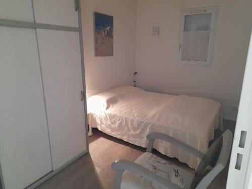 Photo de la galerie de l'établissement Appartement T2 cabine en RDC avec terrasse, proche plage et commerces, garage privatif - FR-1-324-146, à Saint-Hilaire-de-Riez