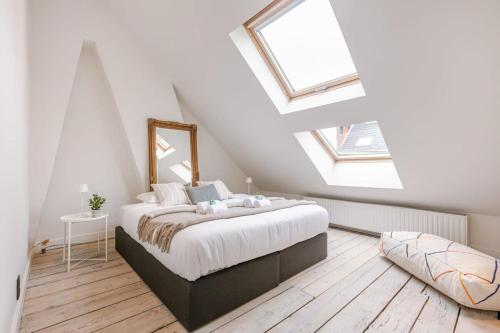 1 dormitorio con 1 cama en un ático con tragaluces en Charming house in the city of Antwerp with parking, en Amberes