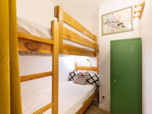 - une chambre avec 2 lits superposés et une porte verte dans l'établissement Appartement calme avec jardin/terrasse, à 5 min du centre, 6 pers, parking privé, navette gratuite. - FR-1-296-159, à Saint-Lary-Soulan