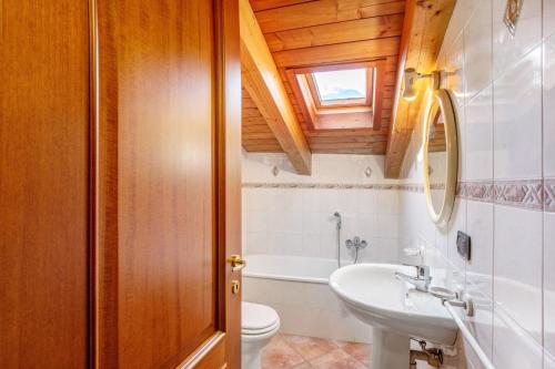 a bathroom with a toilet and a sink and a tub at Appartamento nel borgo di Chatillon in Châtillon