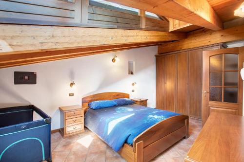 a bedroom with a bed and a wooden ceiling at Appartamento nel borgo di Chatillon in Châtillon