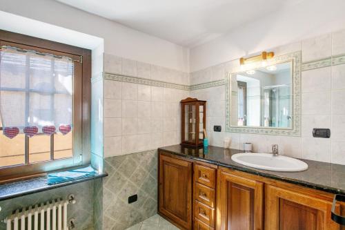 a bathroom with a sink and a mirror at Appartamento nel borgo di Chatillon in Châtillon