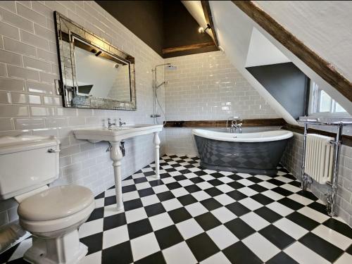 baño con suelo a cuadros en blanco y negro en Catton Old Hall Norwich en Norwich