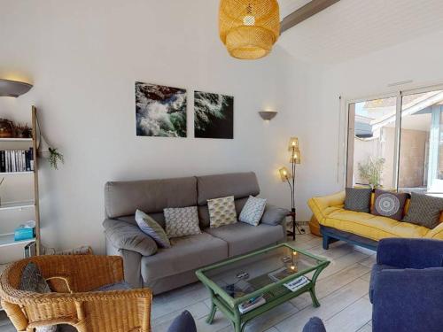 Photo de la galerie de l'établissement Villa confortable avec piscine, proche plage, 3 chambres, grand séjour, patio, WIFI, équipement complet - FR-1-413-87, à Capbreton