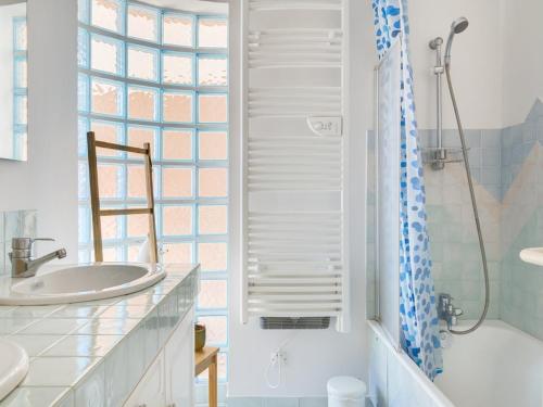 a bathroom with a sink and a toilet and a shower at Villa confortable avec piscine, proche plage, 3 chambres, grand séjour, patio, WIFI, équipement complet - FR-1-413-87 in Capbreton