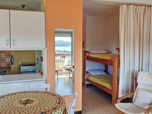 ein kleines Zimmer mit einem Etagenbett und einer Küche in der Unterkunft Studio Bormes-les-Mimosas, 1 pièce, 4 personnes - FR-1-610-17 in Bormes-les-Mimosas